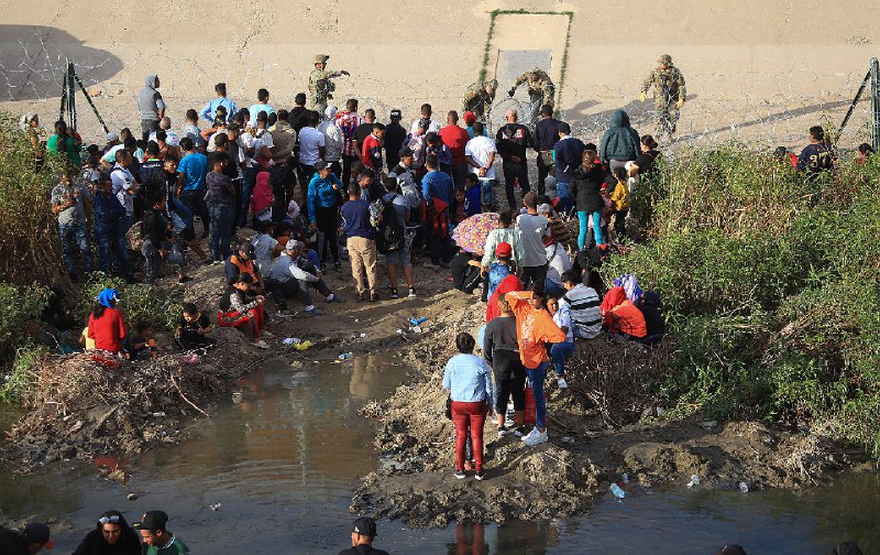 Migrantes protestan con un ataúd y las manos encadenadas en la frontera sur de&nbsp;México