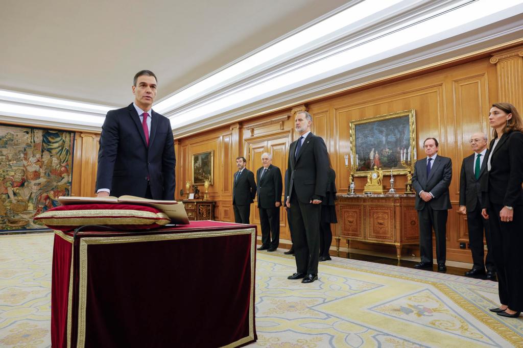 Sánchez promete su cargo de presidente ante el rey y la Constitución&nbsp;española