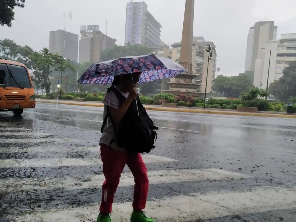 Usuarios reportan fuertes lluvias en Caracas, Mirando y&nbsp;Carabobo