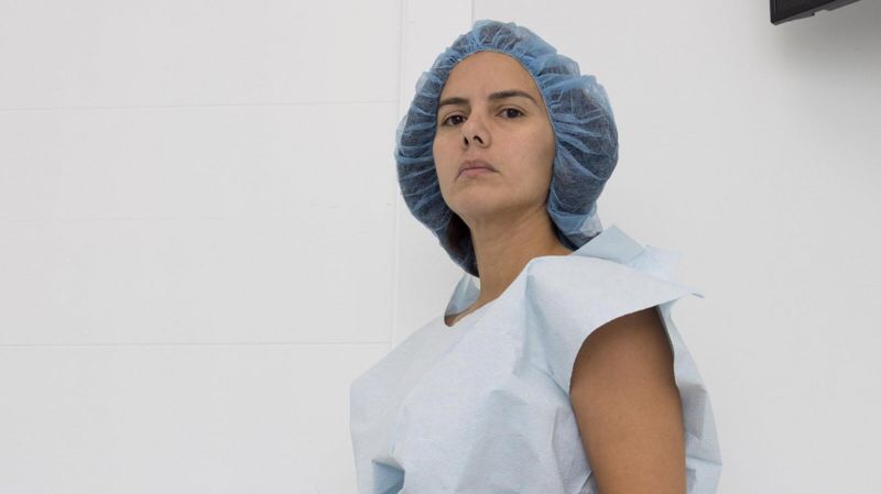 Fotógrafa venezolana documentó cirugía para retirar biopolímeros de su&nbsp;cuerpo