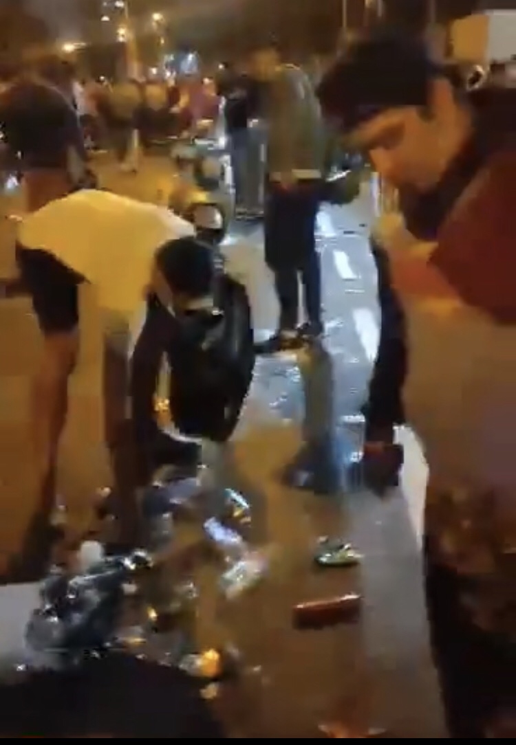 Venezolanos limpian las calles de Lima tras recibimiento de la&nbsp;Vinotinto