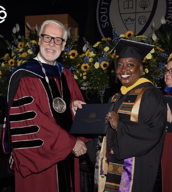 Una bisabuela de 12 y abuela de 33 se gradúa de la universidad a los 63&nbsp;años