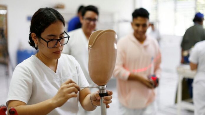 Prótesis hechas en El Salvador: una nueva oportunidad para lisiados de guerra o&nbsp;accidentes