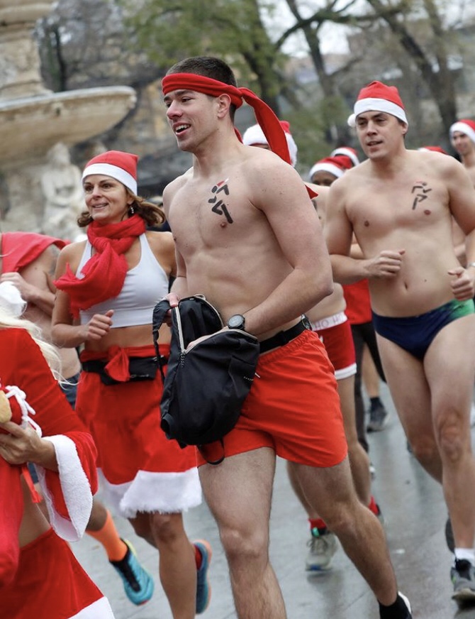 Santas semidesnudos desafían el frío de Budapest por las familias más&nbsp;necesitadas