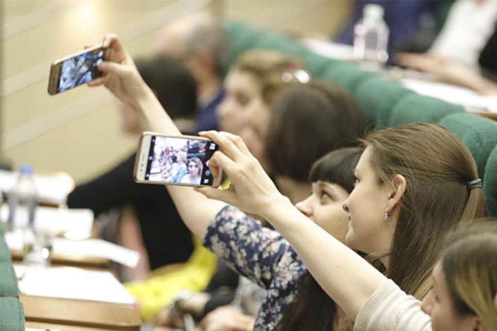 Rusia prohíbe el uso de teléfonos móviles durante las&nbsp;clases