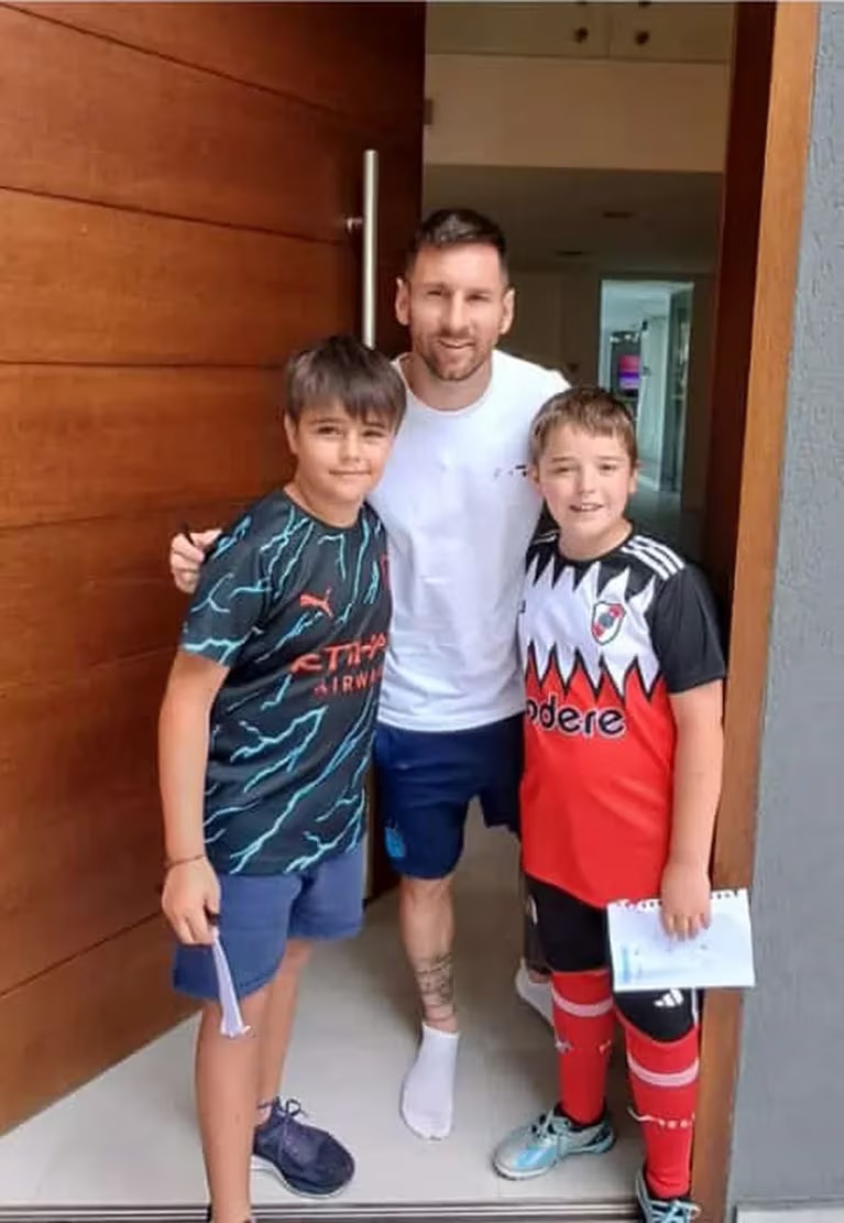 Niños tocaron el timbre de la casa de Messi y consiguieron un&nbsp;autógrafo