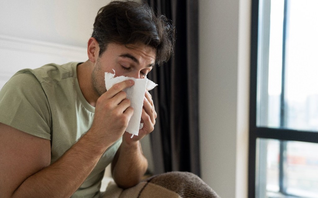 Hombre sufre desgarre en la tráquea por aguantarse un&nbsp;estornudo