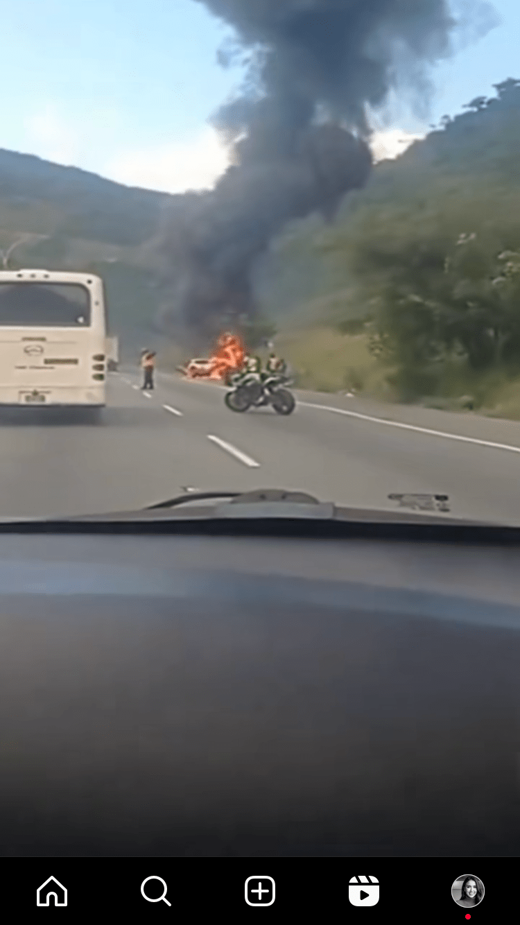 Incendio de vehículo en la Autopista Gran Mariscal de Ayacucho&nbsp;[Vídeo]
