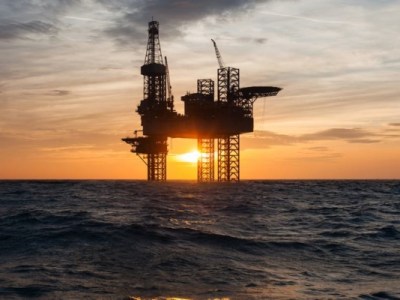 El petróleo sube más de un 3 % tras reanudarse los ataques entre EE.UU. e&nbsp;Irán