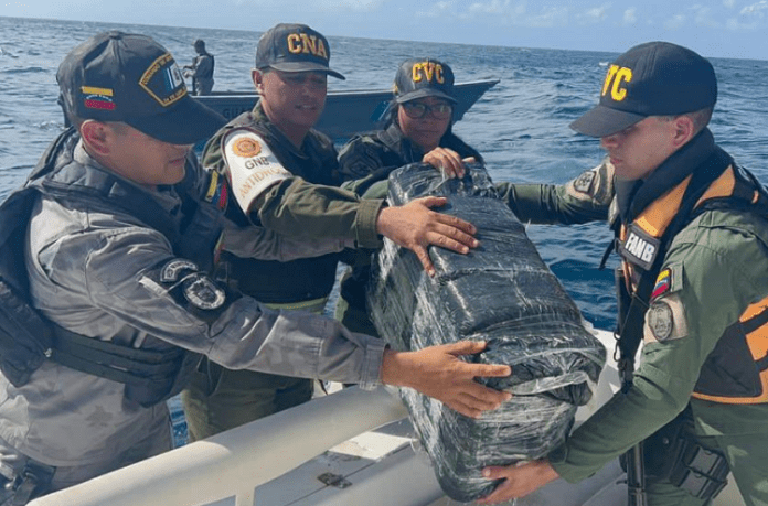 Encuentra fardo de marihuana flotando en Archipiélago de Los&nbsp;Roques