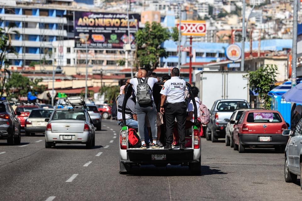 Transportistas mexicanos frenan el servicio en Acapulco por violencia de grupos&nbsp;criminales