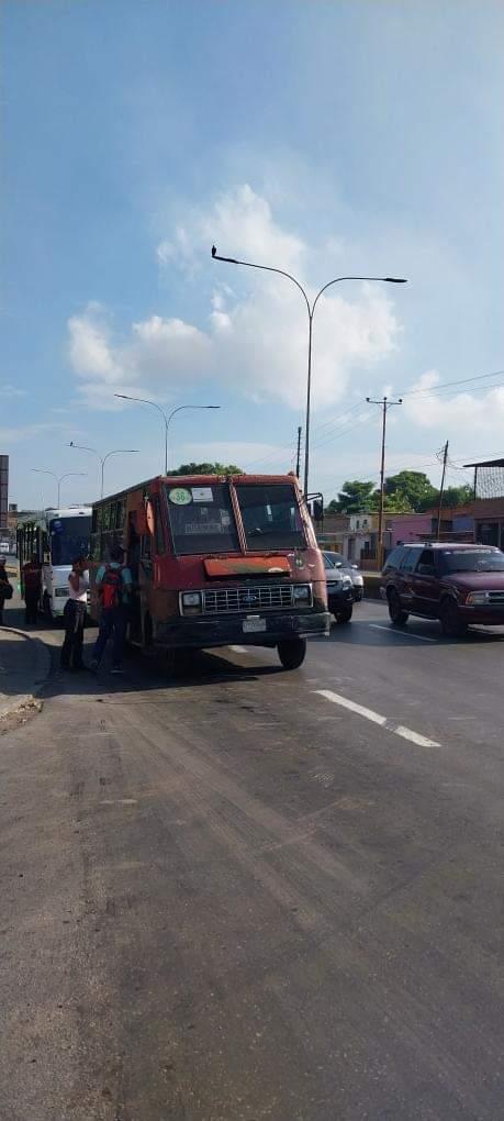 Conductores piden que peatones de Puerto La Cruz usen&nbsp;pasarelas
