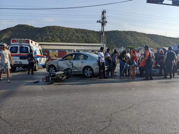 Reportan choque entre motorizado y carro Mazda frente a Las&nbsp;Villas