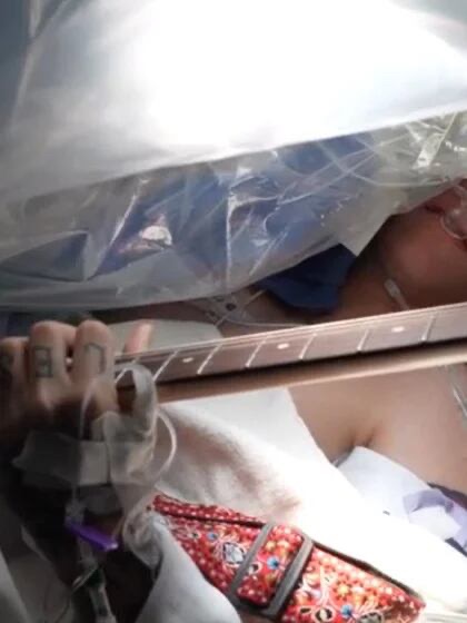 Un hombre tocó la guitarra mientras lo operaban del&nbsp;cerebro