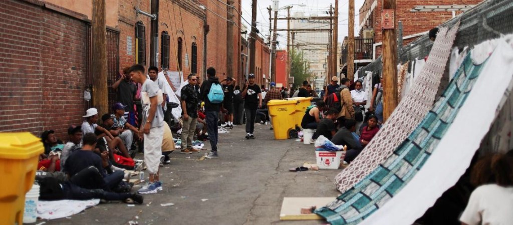 Migrantes buscan oportunidades de trabajo en El Paso tras ingresar a&nbsp;EEUU