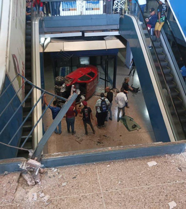 Vehículo cayó en el sótano de un centro comercial en&nbsp;Aragua