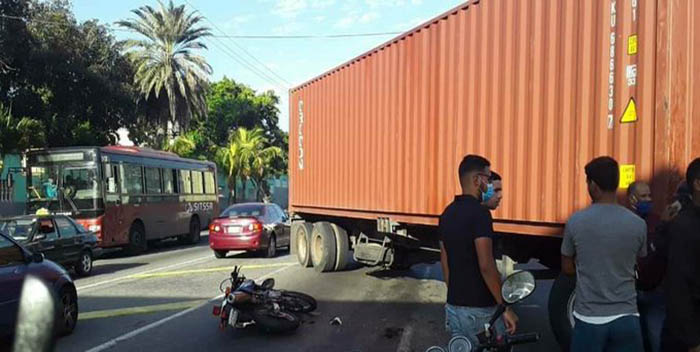 Iban 4 familiares en una moto y murieron tras impactar contra&nbsp;gandola