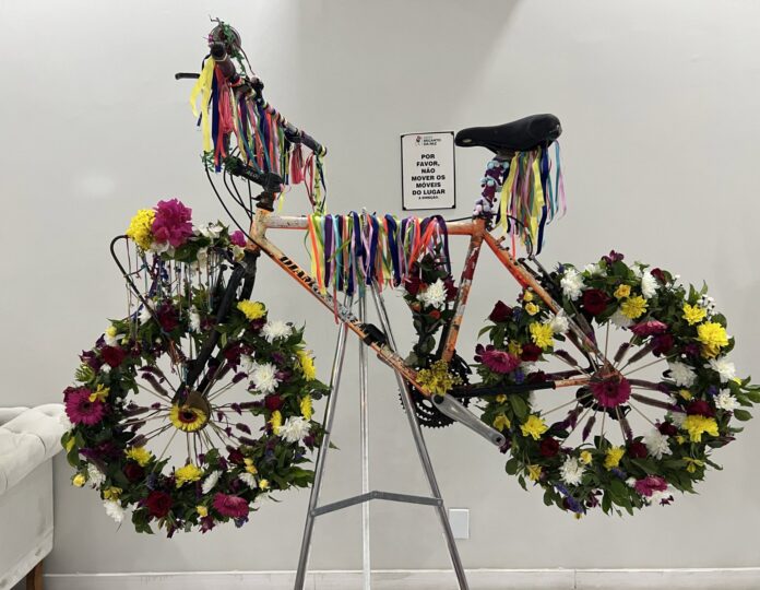 Compañeros de venezolana asesinada en Brasil decoraron su bicicleta para&nbsp;despedirla