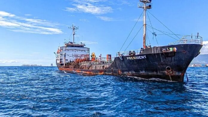 Inician remolque de buque petrolero varado en Margarita para evitar desastre&nbsp;ambiental