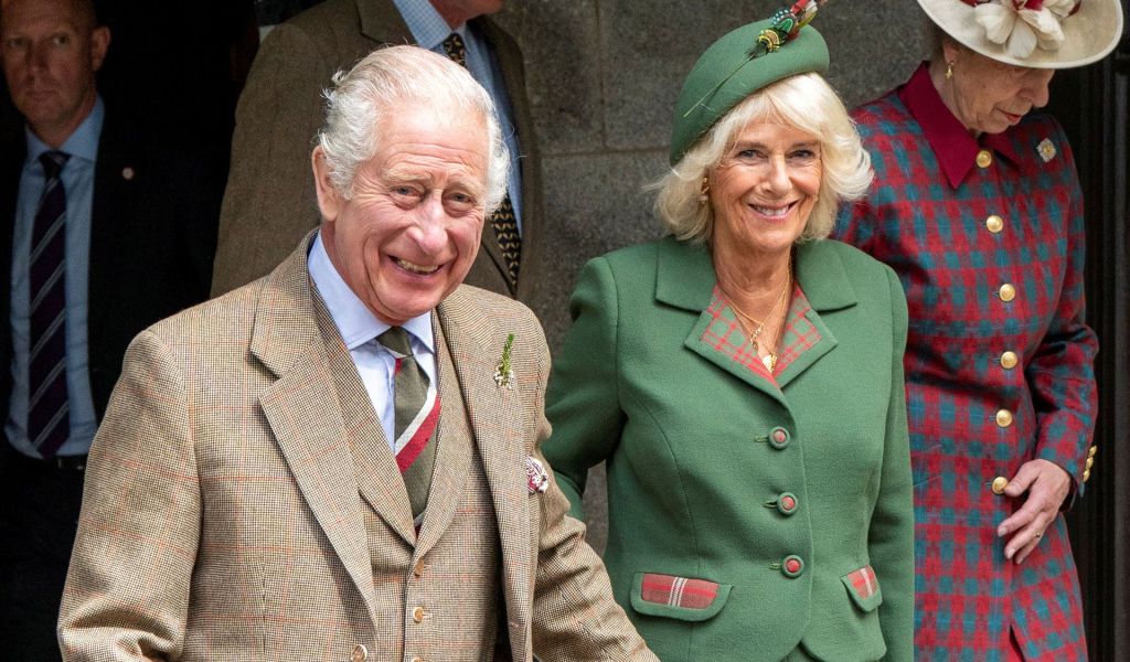 El rey Carlos III acude con Camila a un servicio religioso en&nbsp;Sandringham