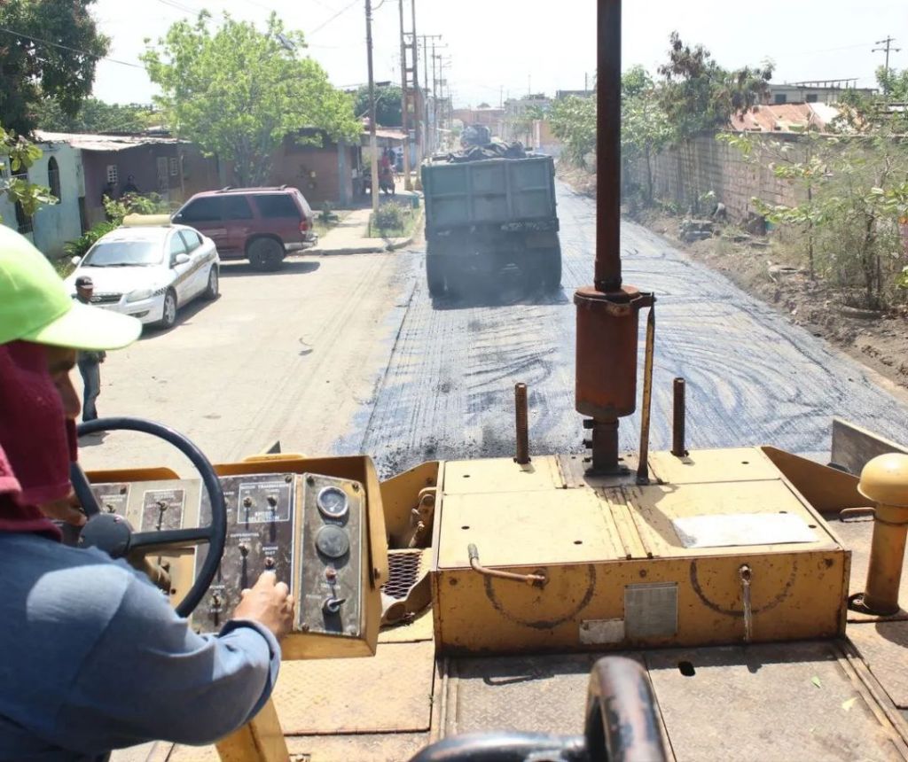 Retoman labores de asfaltado en Las Casitas,&nbsp;Barcelona