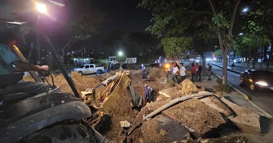 Avanzan trabajos de corrección de avería en tubería de la Av. Municipal de Puerto La&nbsp;Cruz