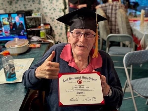 Veterano de la II Guerra Mundial recibió su diploma de escuela secundaria a los 96&nbsp;años