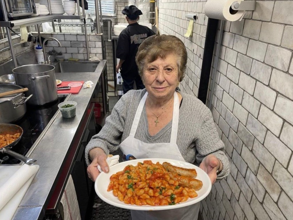 Restaurante en Nueva York emplea a abuelas de todo el mundo en lugar de chefs&nbsp;profesionales