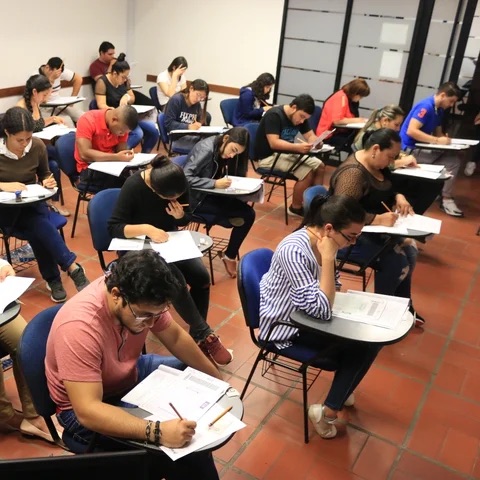 Solo 40% de los jóvenes en el país piensan en estudiar una carrera universitaria&nbsp;larga