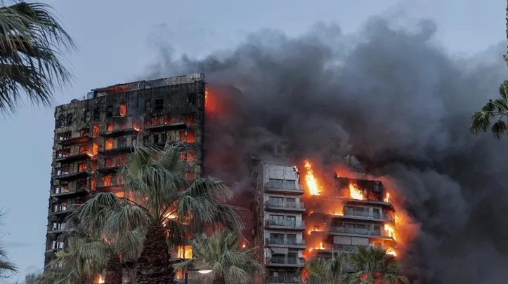 Rescatistas buscan 14 personas desaparecidas tras fatal incendio que consumió edificio en&nbsp;España