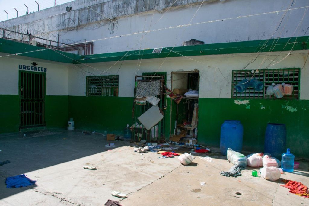 Unos 3.600 presos huyeron de la cárcel de Puerto Príncipe tras el ataque de bandas&nbsp;armadas