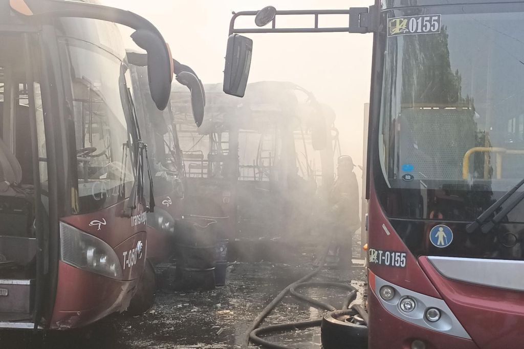 Fuerte incendio en sede de TransAragua afectó 40&nbsp;autobuses