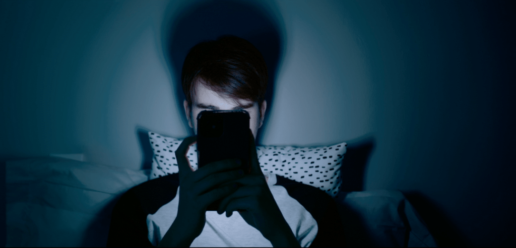Según estudio, el 83% de las personas usan pantallas antes de dormir y sufren problemas de&nbsp;insomnio
