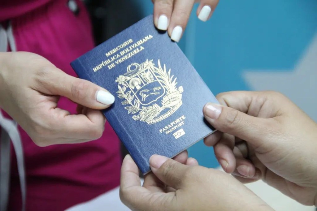 Director del Saime reitera que se puede ingresar al país con el pasaporte&nbsp;vencido
