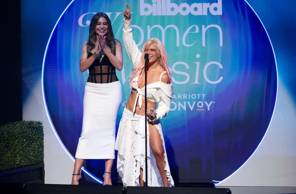Karol G recibió el premio a la Mujer del Año 2024 en los Billboard: Women in&nbsp;Music