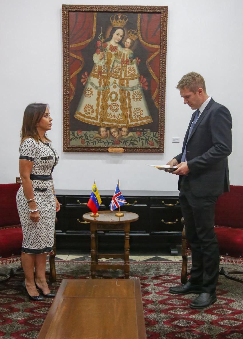 Venezuela presentó nota de protesta a la misión diplomática de Reino Unido por usar bandera nacional sin las ocho&nbsp;estrellas