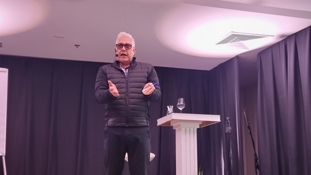 Carlos Fraga inició en Lechería la gira de su conferencia “Amor en tiempos de&nbsp;cambio”