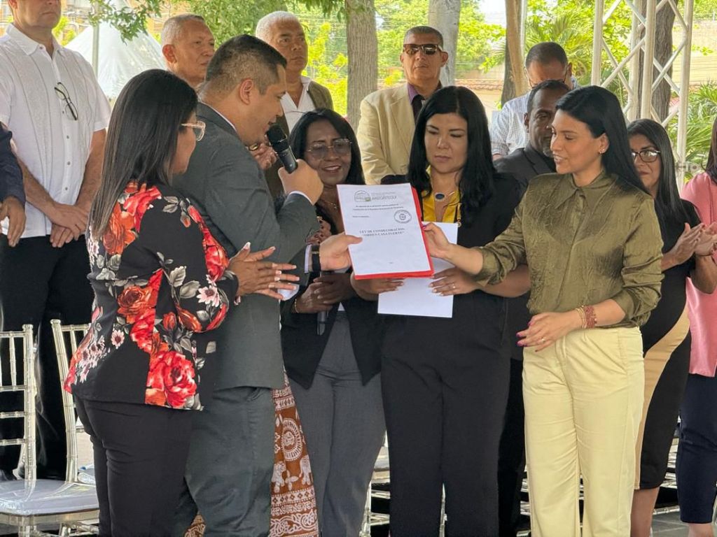 Imponen orden Casa Fuerte a la alcaldesa de Barcelona Sugey&nbsp;Herrera