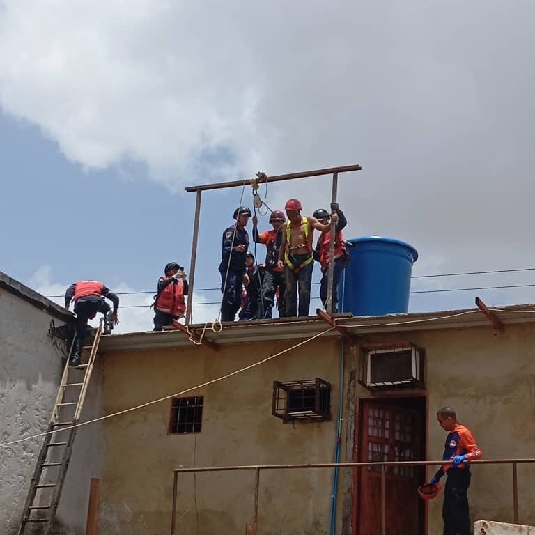 Un sujeto en El Tigre fue rescatado por los bomberos tras sufrir una descarga&nbsp;eléctrica