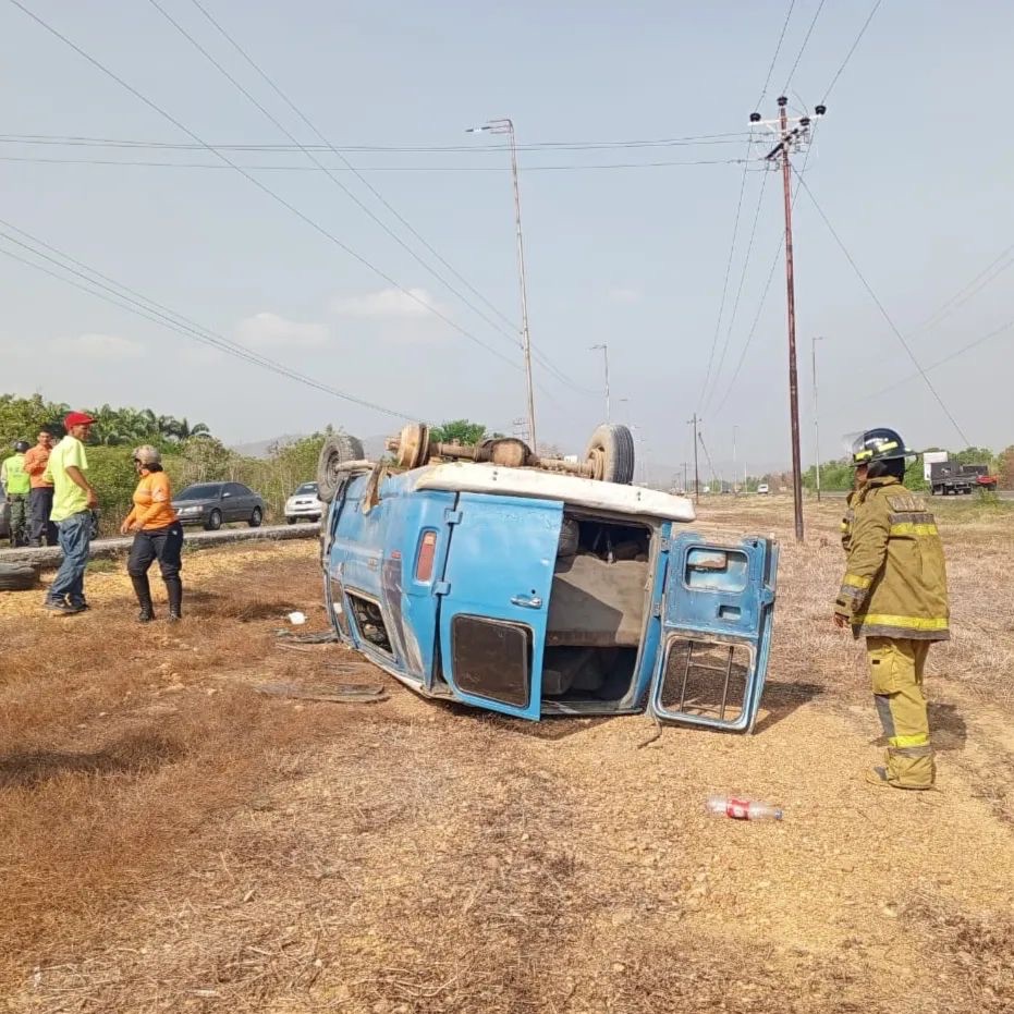 Volcamiento de una buseta en la autopista José Antonio Anzoátegui dejó un saldo de cuatro&nbsp;heridos