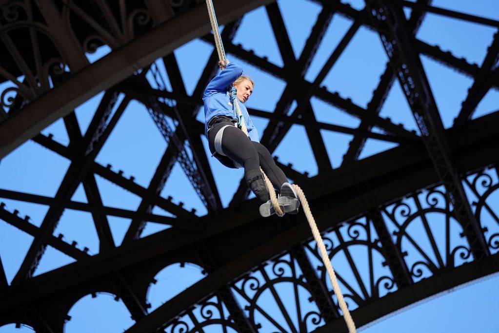 Atleta francesa rompió un récord mundial al subir la Torre Eiffel con una&nbsp;cuerda