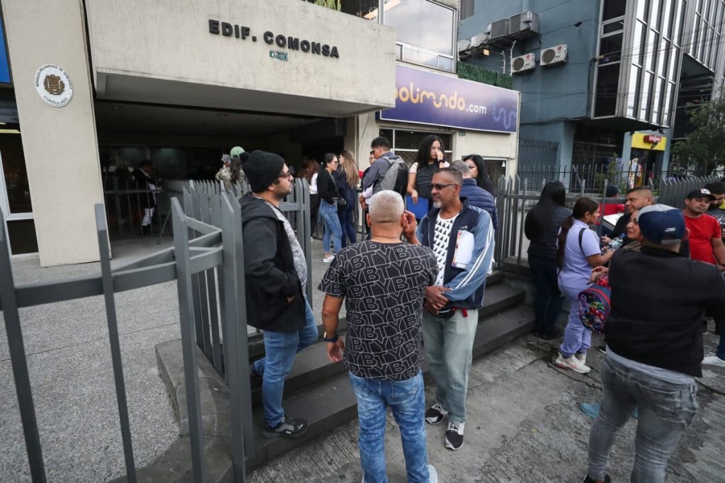 Venezolanos en Ecuador preocupados ante el cierre de&nbsp;consulados