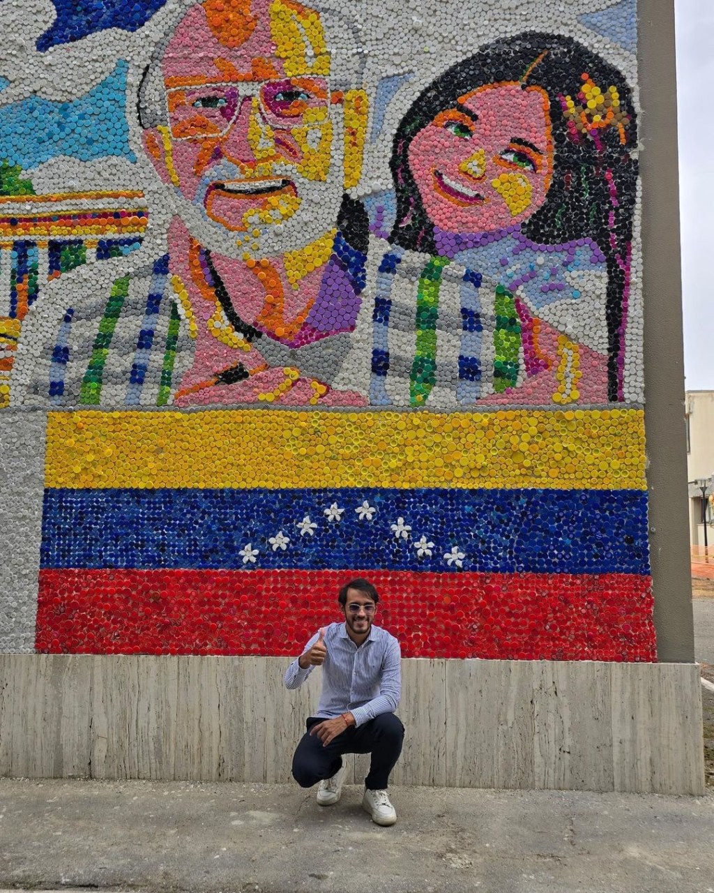 Artista venezolano inaugura su primer mural en Europa creado con más de 40 mil tapas&nbsp;plásticas