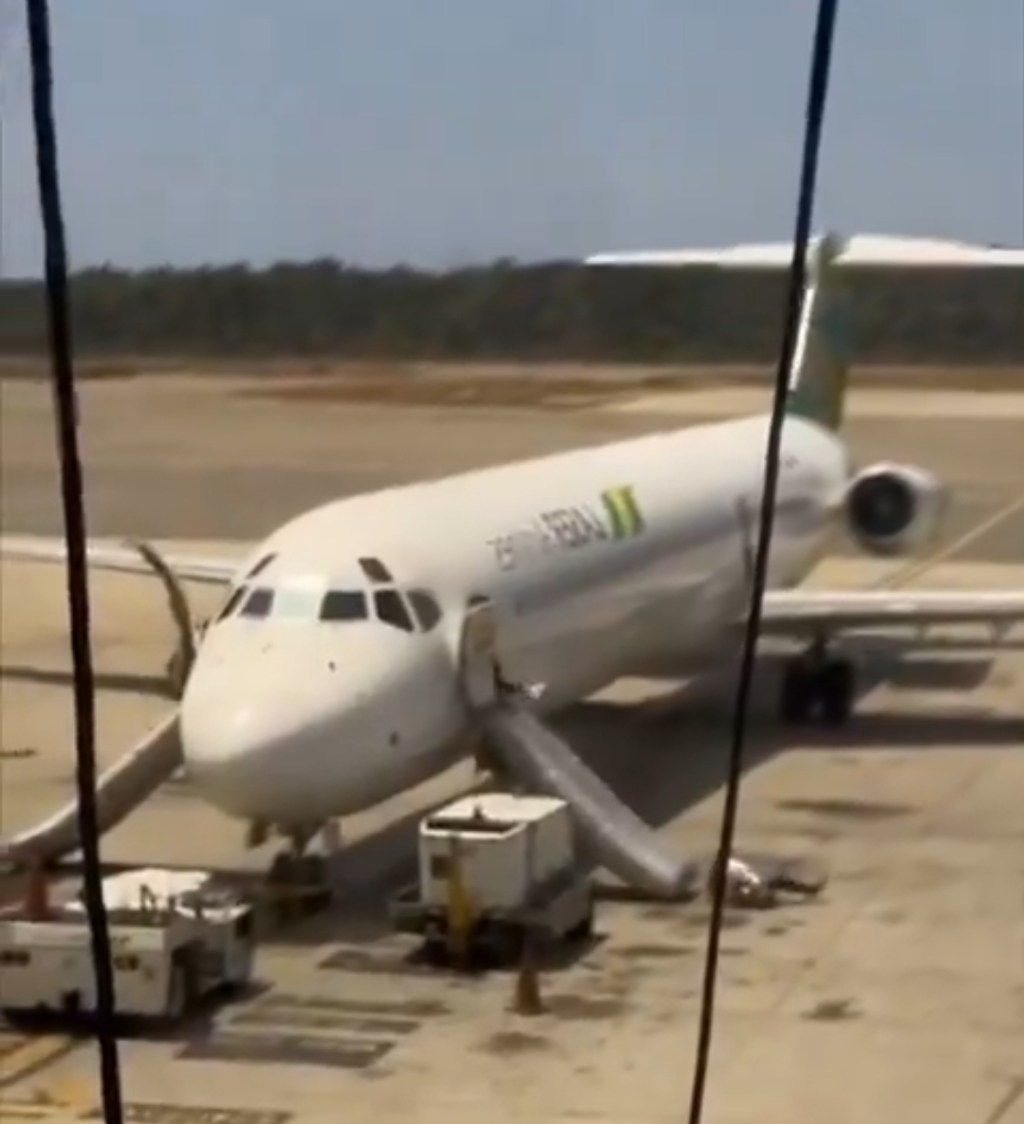 Evacuan de emergencia a pasajeros de Láser en&nbsp;Maiquetia