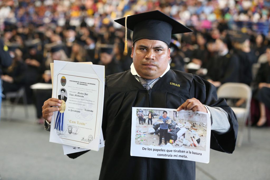Joven que reciclaba basura para costear sus estudios se gradúa de Licenciado en&nbsp;Periodismo