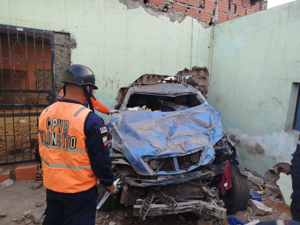 Una mujer falleció tras chocar vehículo contra pared de una casa en la vía Alterna de&nbsp;Barcelona