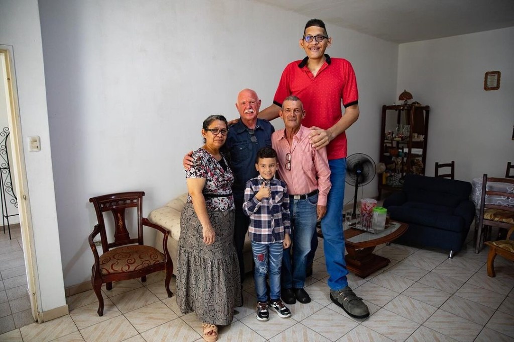 Zapateros alemanes donan calzado al venezolano con los pies más grandes del&nbsp;mundo