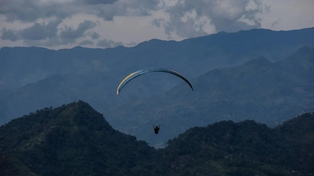 Autoridades buscan a mujer que al volar en parapente se cayó en el parque Waraira&nbsp;Repano