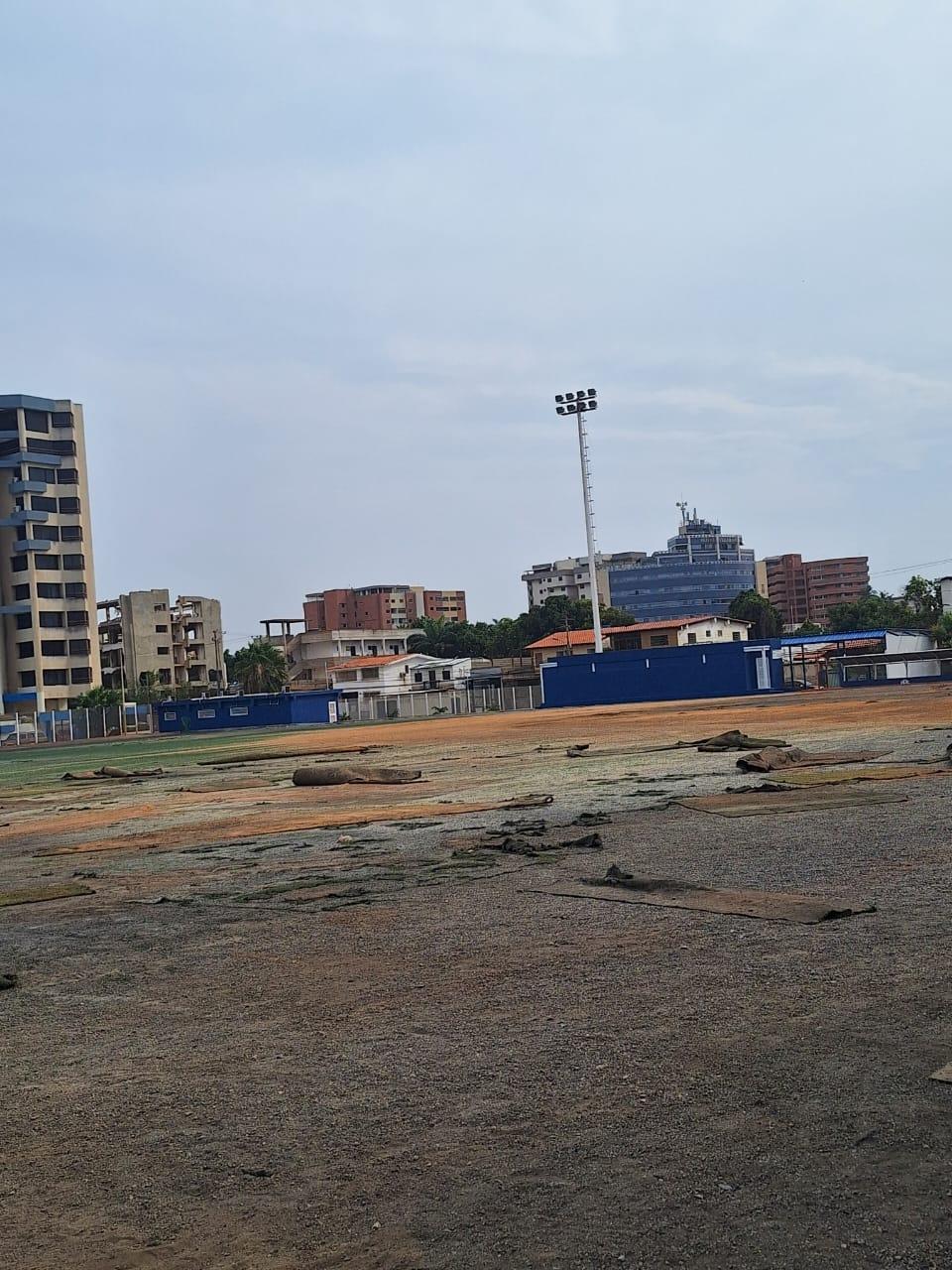 Desde hace 2 meses está cerrado estadio de Lechería, niños deben practicar en un terreno no&nbsp;apto