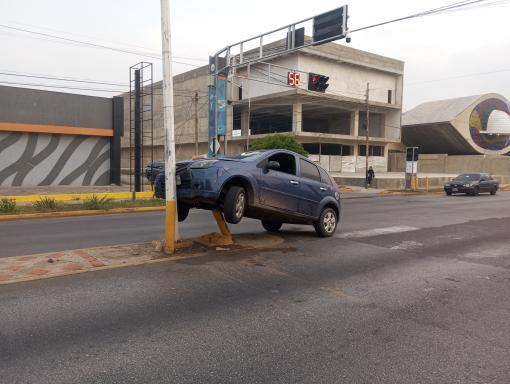 Chocó contra un&nbsp; poste en la avenida Principal de&nbsp;Lechería